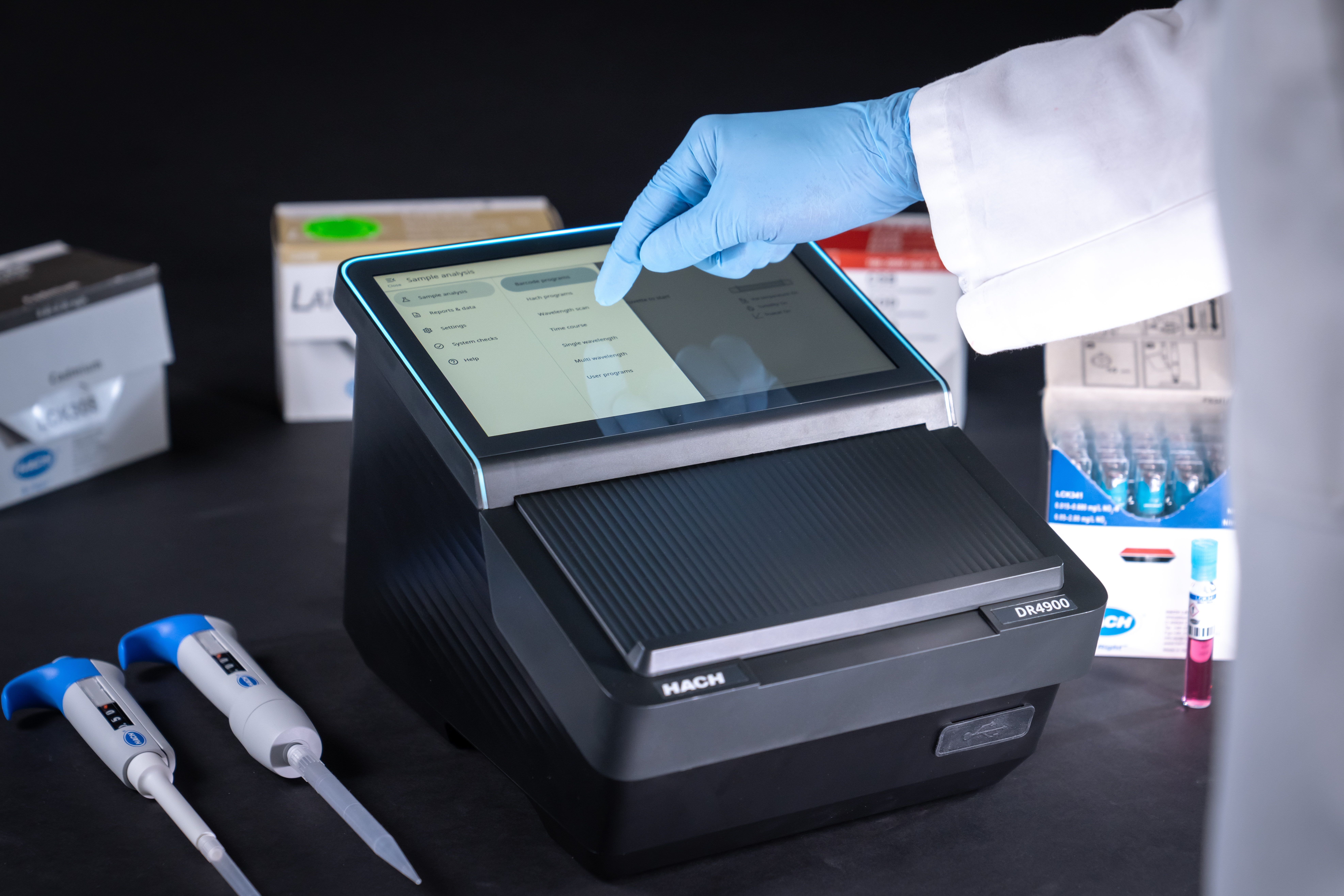 Espectrofotômetro DR4900 em uso no laboratório
