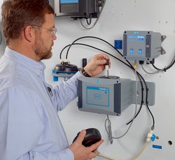 Techniker, der mit einem Trübungsmessgerät im Außeneinsatz arbeitet. Tragbare Trübungsmessgeräte müssen robust und zuverlässig sein. Das Messgerät 2100QIS arbeitet mit Batterien und liefert schnelle Messergebnisse für die Trübung in Flüssen, bei Oberflächenwasser, bei Baustellenabflüssen und bei anderen Anwendungen im Außenbereich, bei denen zuverlässige Trübungsanalysen erforderlich sind.