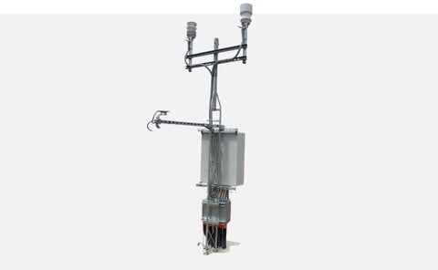 Estación de monitoreo hidrológico y meteorológico OTT Hydromet con sensores meteorológicos, gabinete para registrador de datos e instrumentación montada.